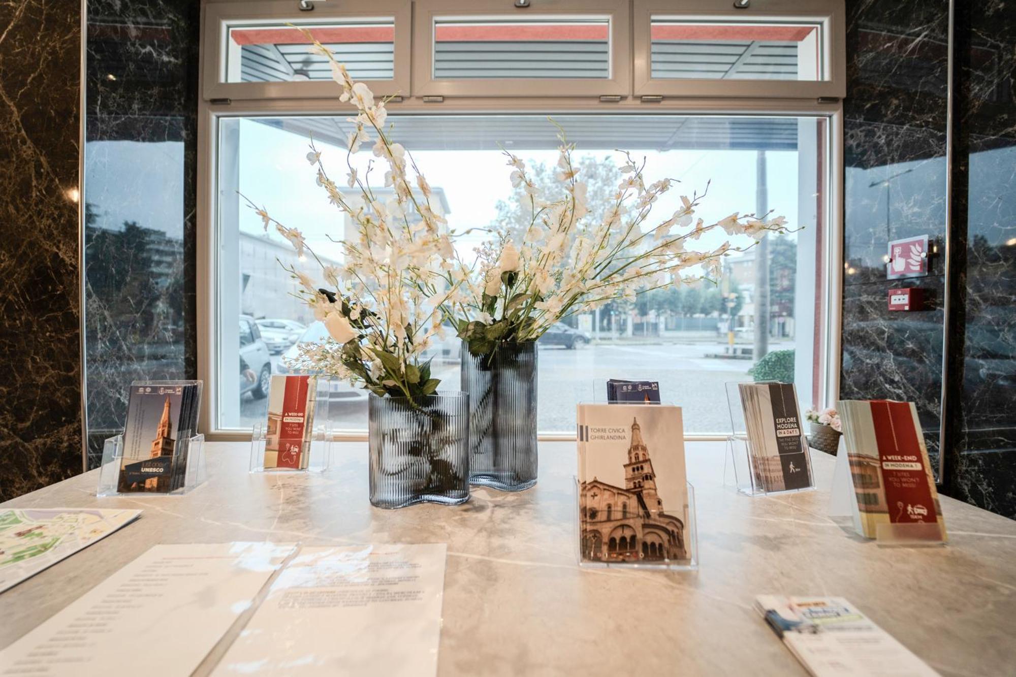 Hotel Donatello โมดินา ภายนอก รูปภาพ