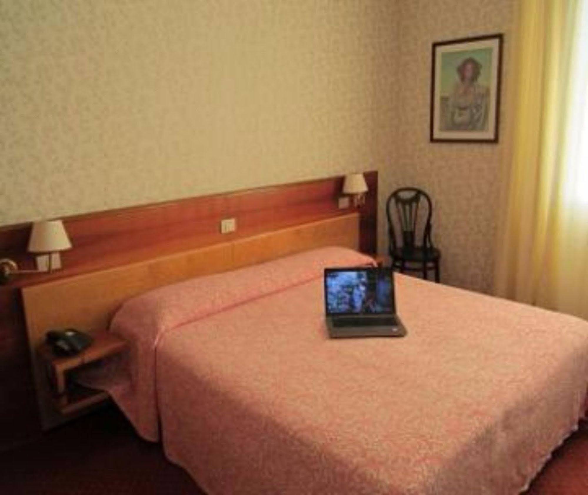 Hotel Donatello โมดินา ภายนอก รูปภาพ
